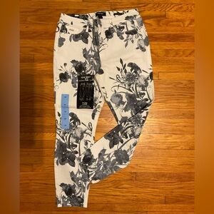 NEW WITH TAGS NINE WEST SIZE 10 - FLORAL PRINTED WITH WHITE STRETCH DENIM SZ 10